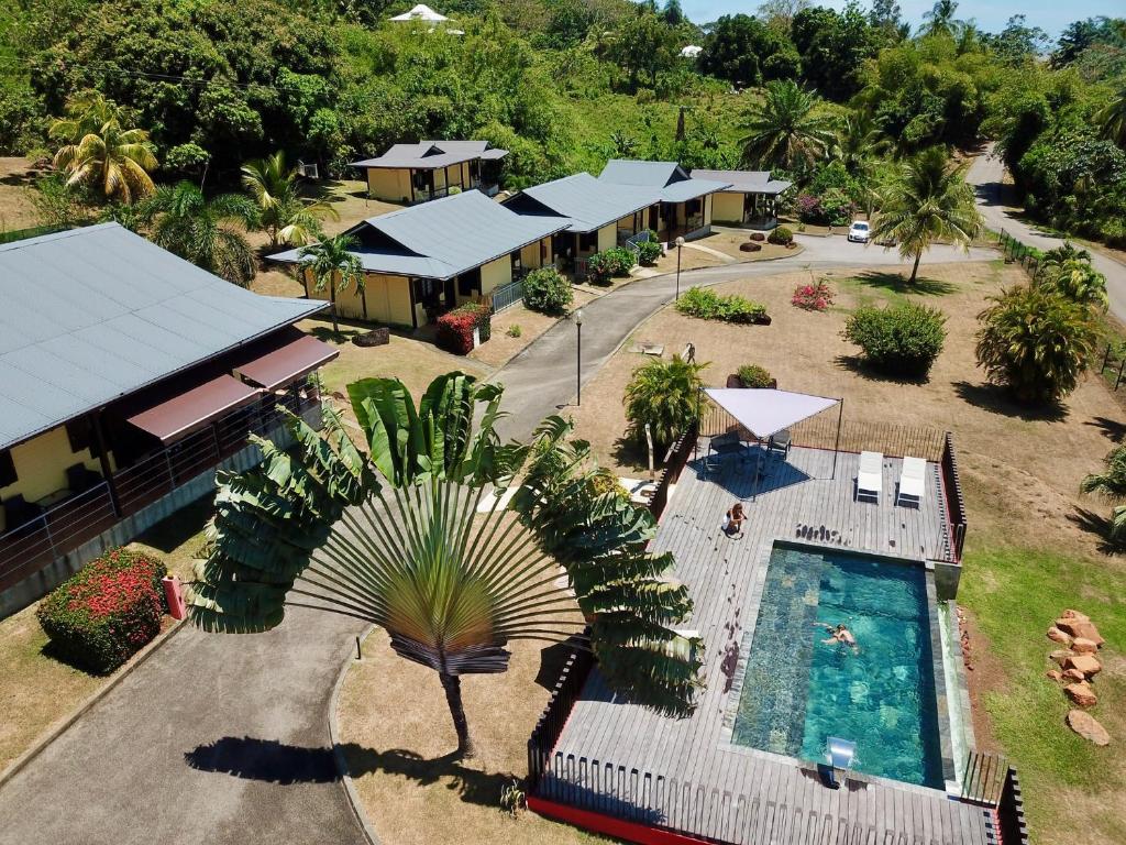 Vue aérienne d’un complexe tropical avec piscine