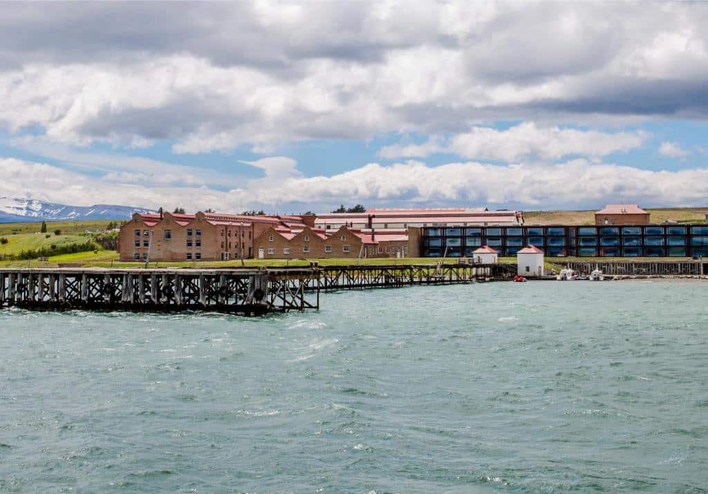 Bâtiments en bord de mer avec jetée