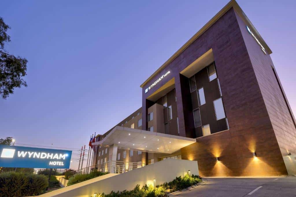 Façade moderne de l’hôtel Wyndham au crépuscule